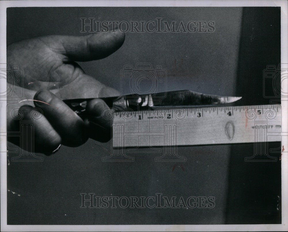 1963 Press Photo Knife - Historic Images