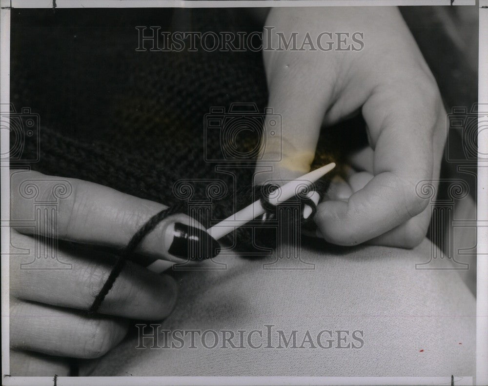 1942 Press Photo Knitting Yarn Stich Crafts Sewing - Historic Images