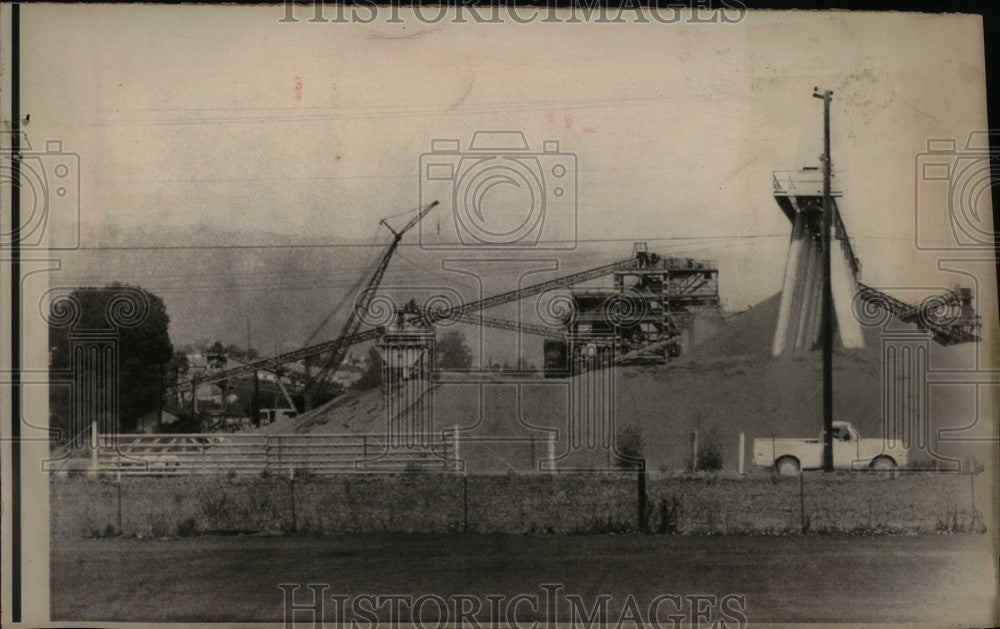 1976 Press Photo children found quarry rock crusher - Historic Images