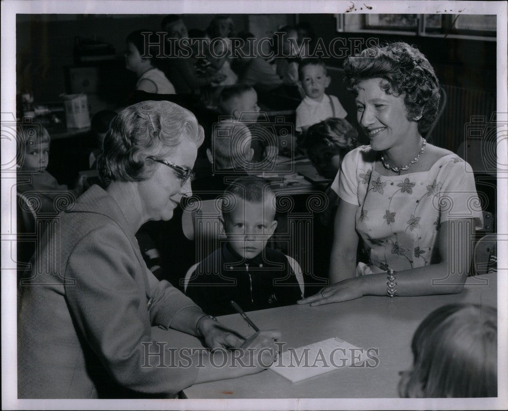 1963 Press Photo Mrs. Reatrice French Kindergarten enro - Historic Images