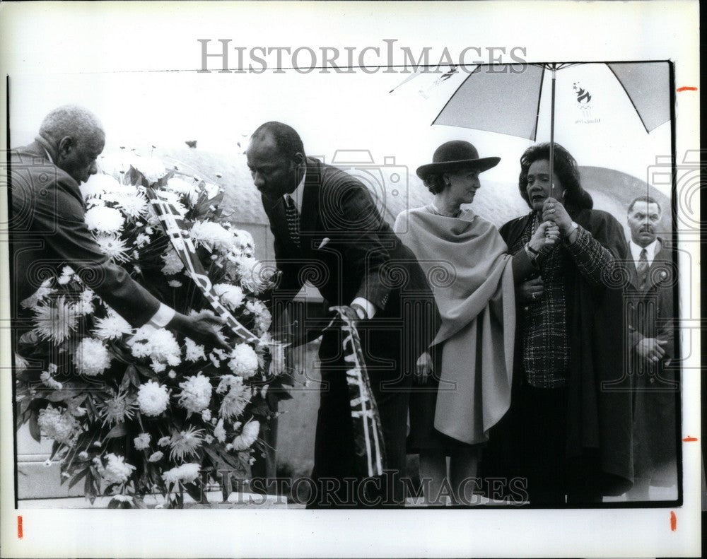 1993 Press Photo King Center Ronald Quincy helps lay a - Historic Images