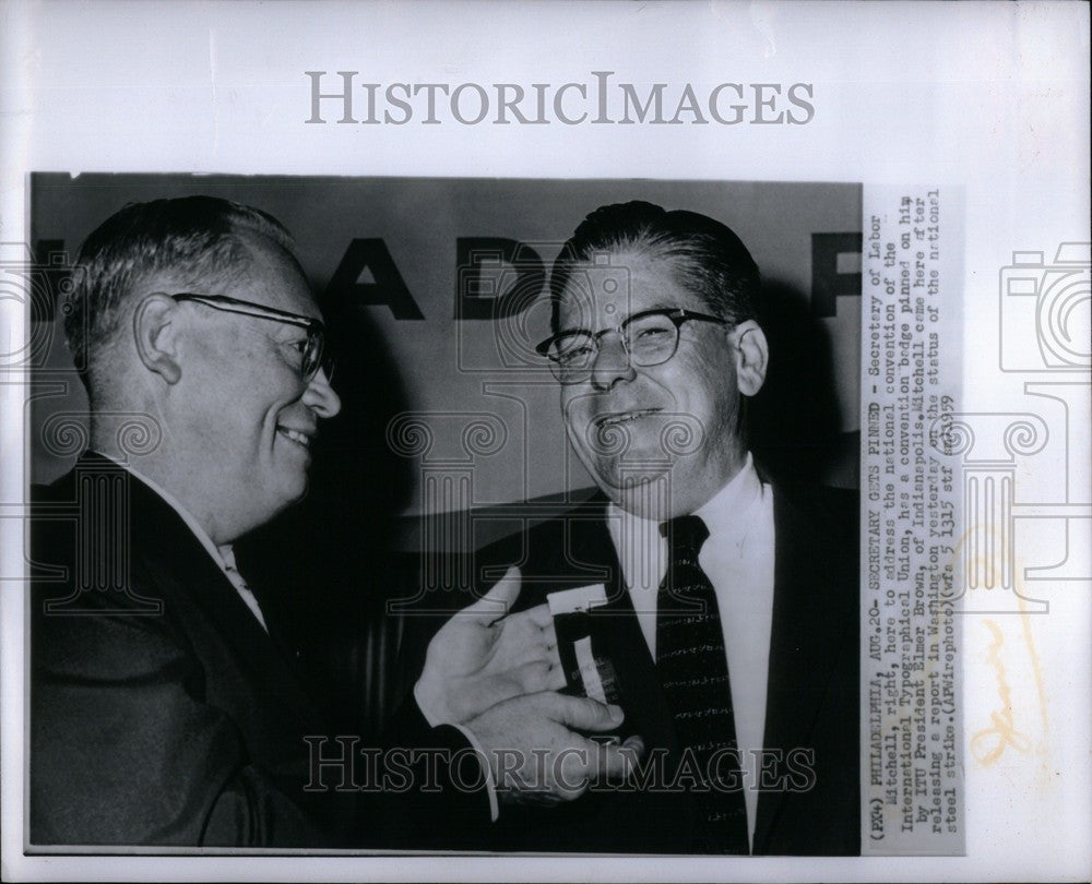 1959 Press Photo Mitchell Sec Labor Elmer Brown badge - Historic Images