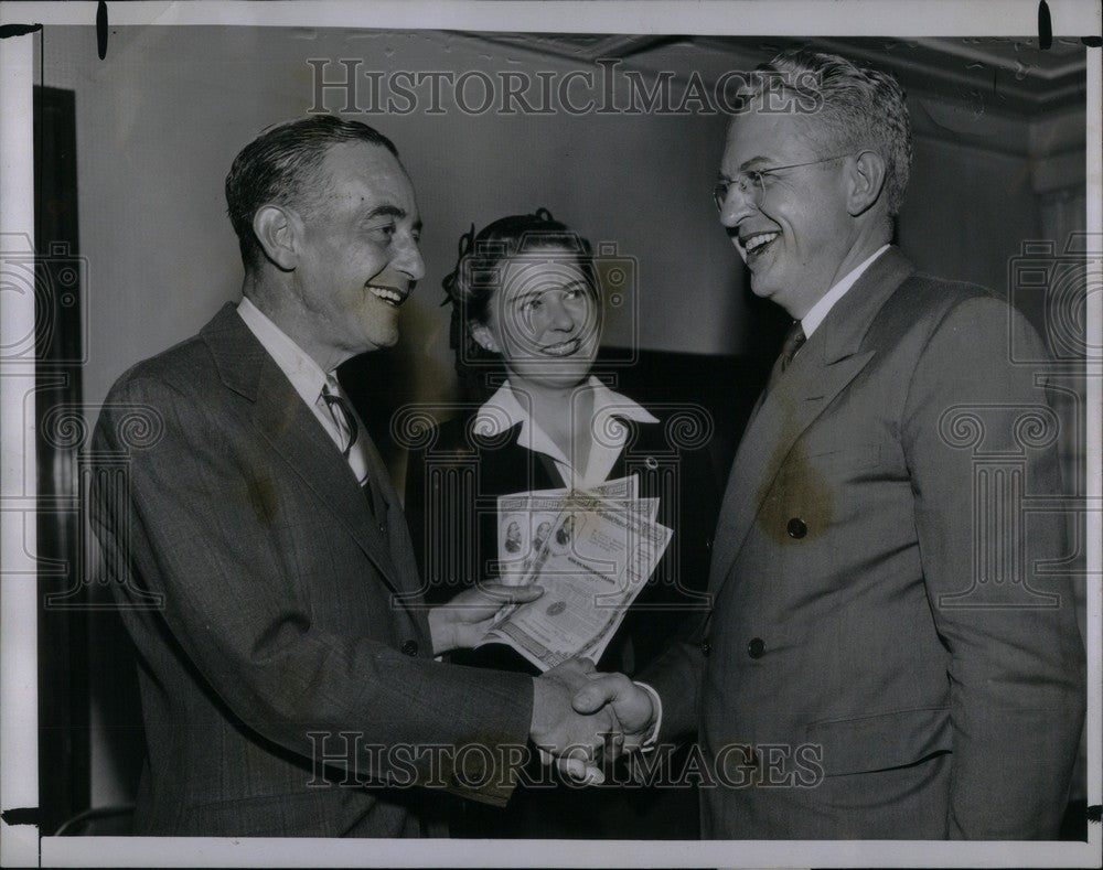 1943 Press Photo William Oppenheimer gardeners prizes - Historic Images