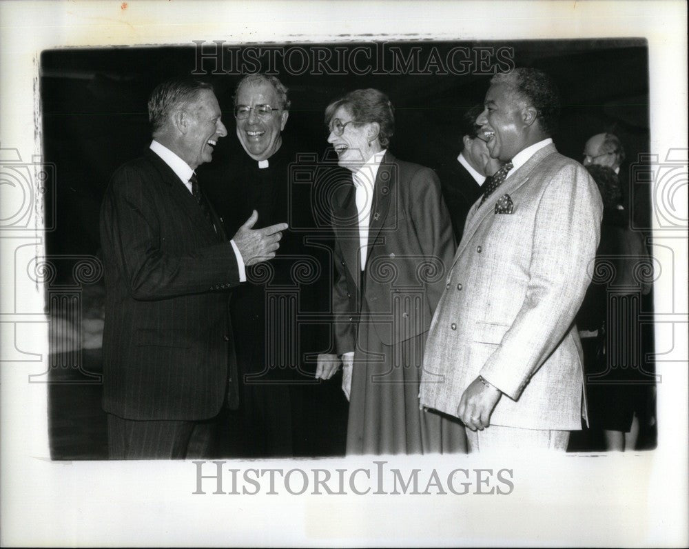 1990 Press Photo FATHER ROBERT MITCHELL CHARLES FISHER - Historic Images