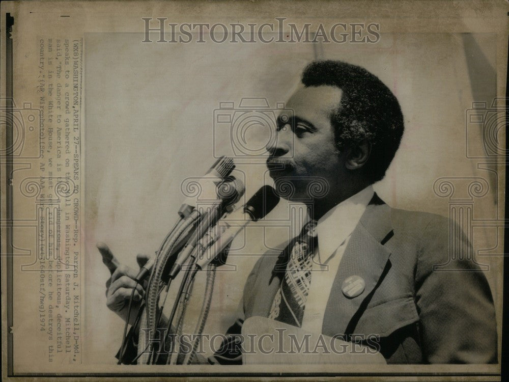 1977 Press Photo Rep. Parren J. Mitchell speaks crowd - Historic Images