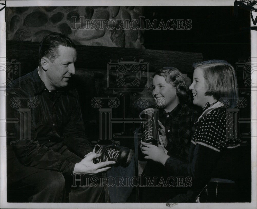 1952 Press Photo Mitchell - Historic Images