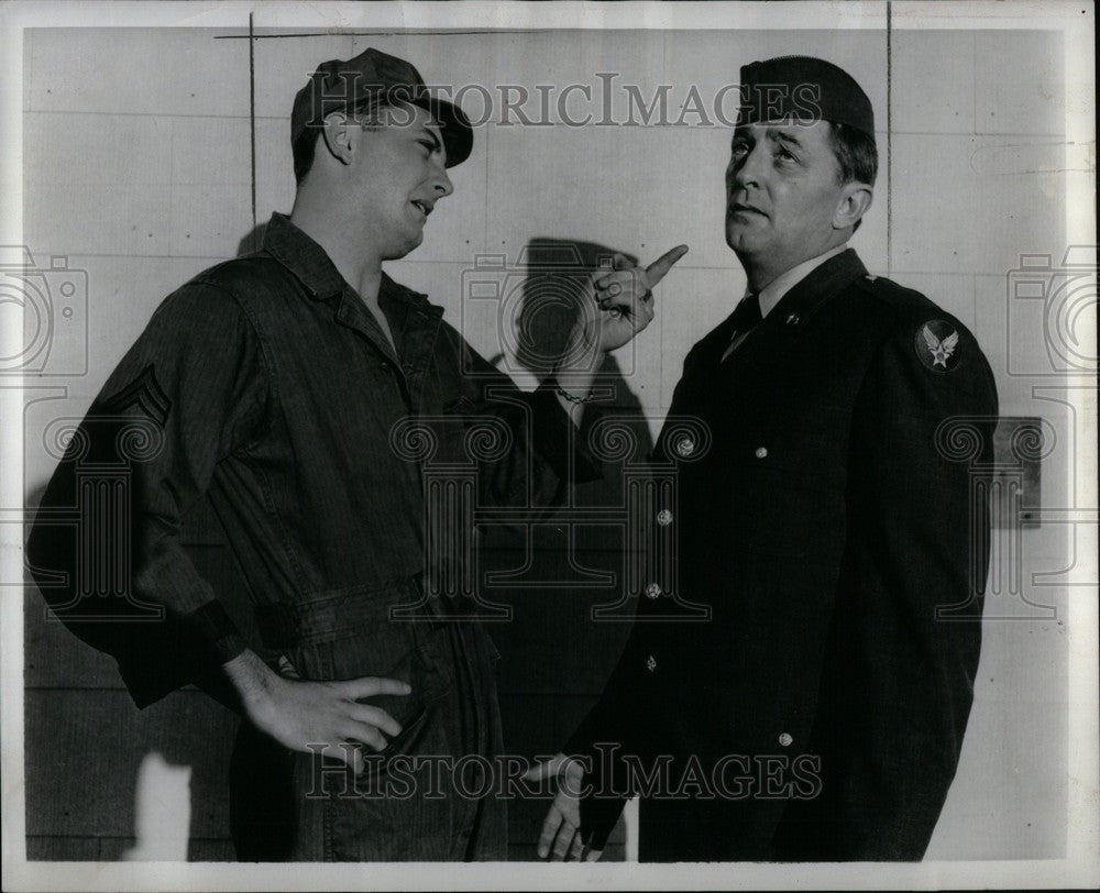 1961 Press Photo Robert Mitchum actor - Historic Images