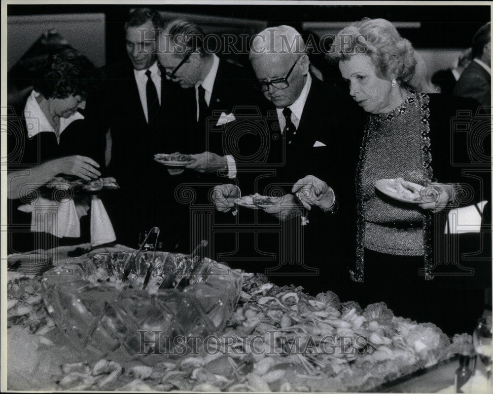 1986 Press Photo William Mitchell and wife Marian sampl - Historic Images