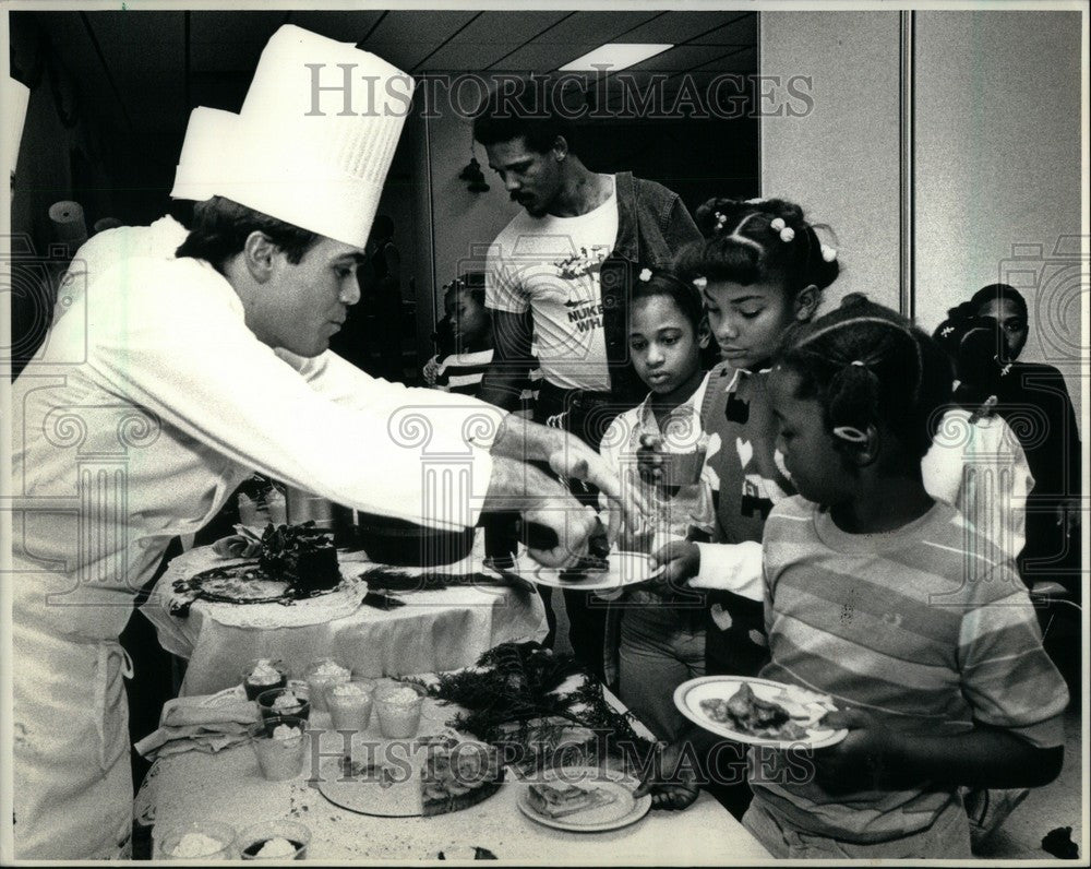 1986 Press Photo Chef Dallas Newman Chez Raphael Hunger - Historic Images