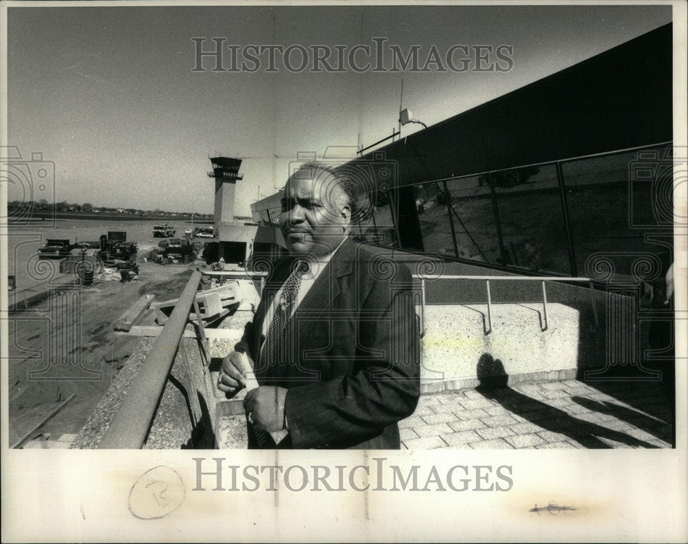 1988 Press Photo Emmett Moten Jr Chief - Historic Images