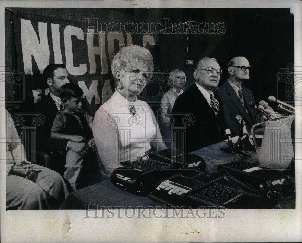 1973 Press Photo Flanked by his wife and father - Historic Images