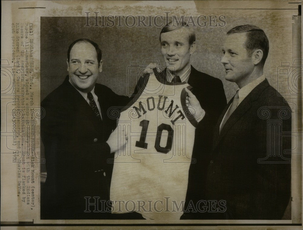 Press Photo Richard Carl (Rick) Mount basketball - Historic Images