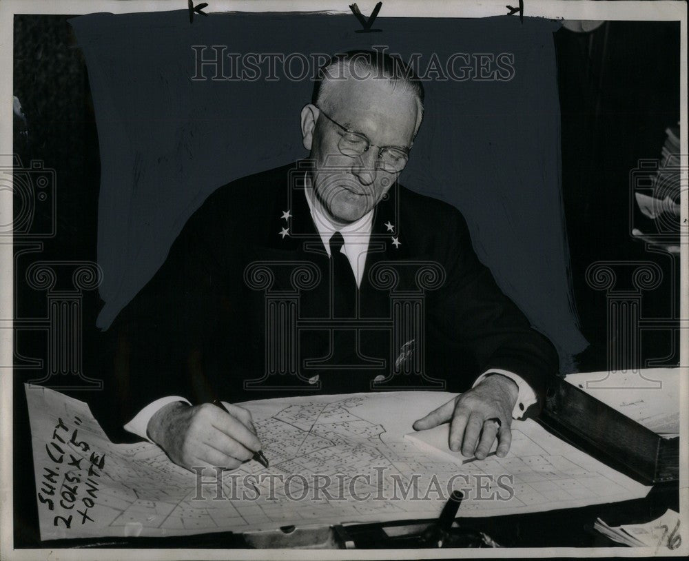 1966 Press Photo Supt. Ed Morgan and Sex Crime chart - Historic Images