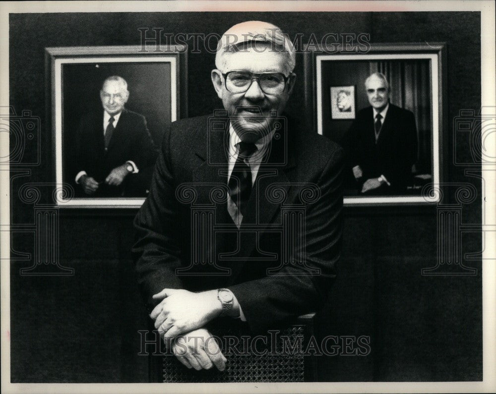 1987 Press Photo Richard T. Lindgren Executive at Cross - Historic Images