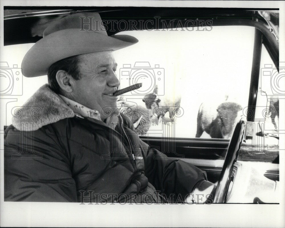 1982 Press Photo Gene Linnebur Truck Herd Buffalo Horse - Historic Images