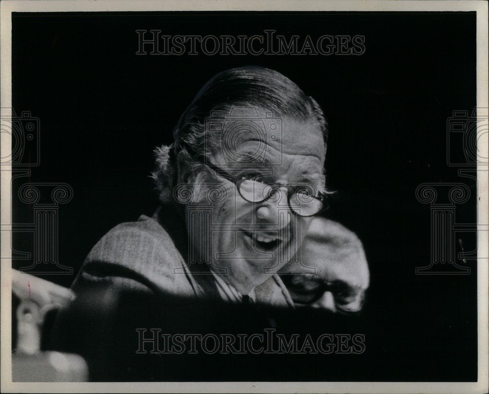 1974 Press Photo Henry Ford II discussing bill - Historic Images