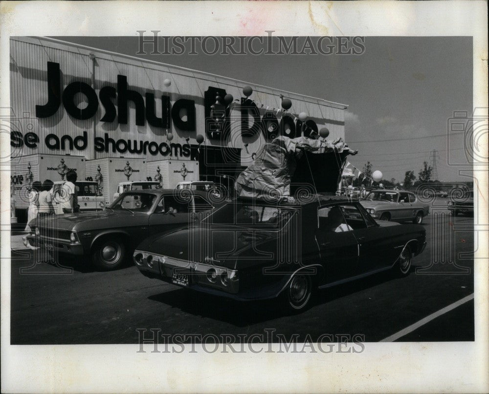 1973 Press Photo Joshua Doore Furnishings Customers - Historic Images