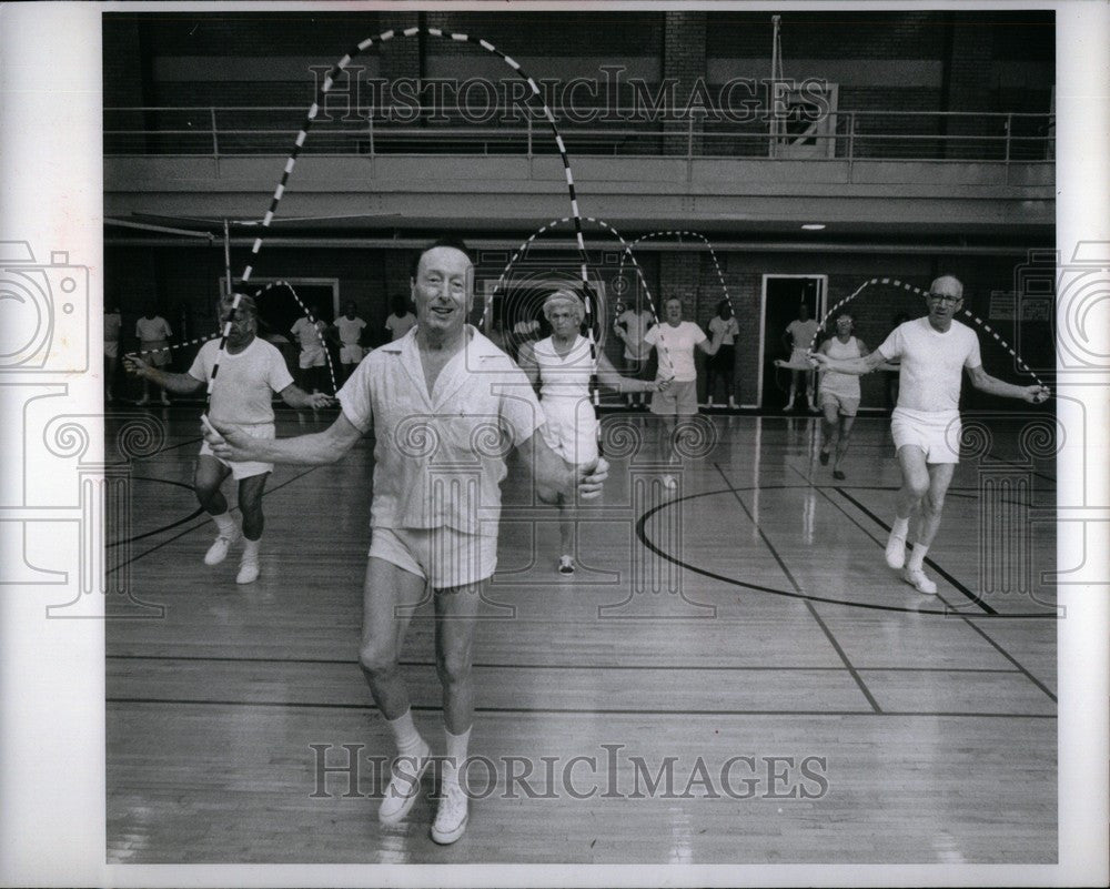 1977 Press Photo Lloyd Morgan UAW jump rope - Historic Images