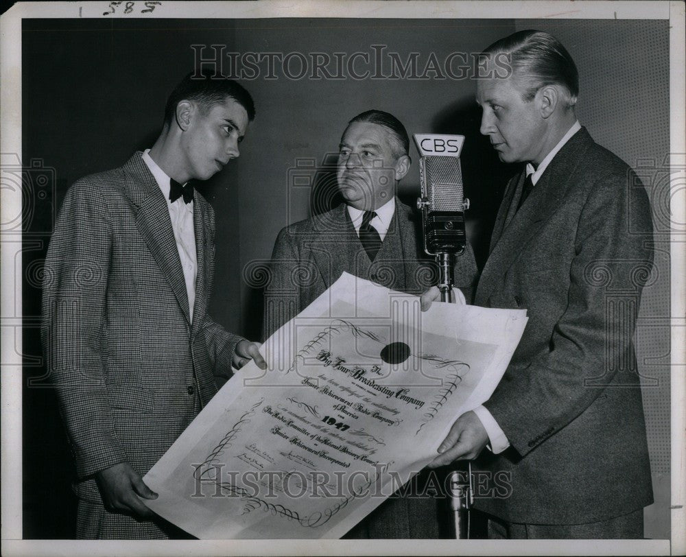 1950 Press Photo Calvin Nullmeyer receives Award - Historic Images