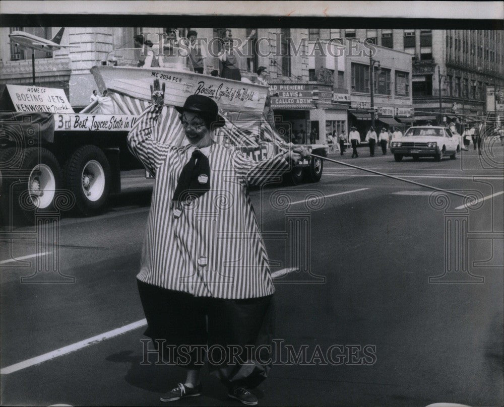 1966 Press Photo Jaycees Ball Parade - Historic Images