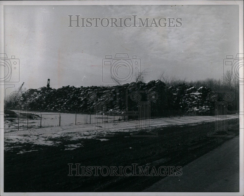 1967 Press Photo Luria company mountain of junk cars - Historic Images