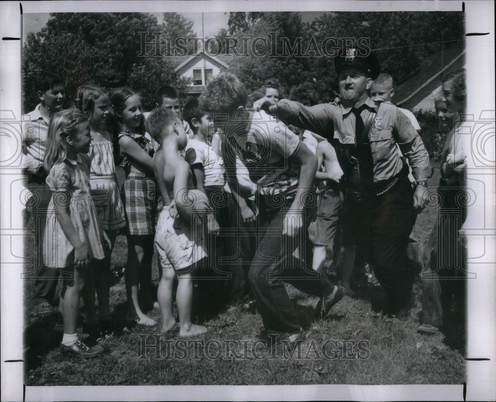 1949 Press Photo Holmquist Police Runner - Historic Images