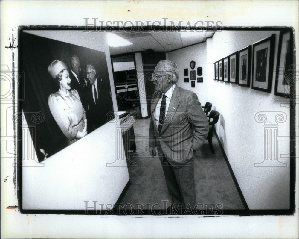 1992 Press Photo William Broomfield Retire Queen Photo - Historic Images