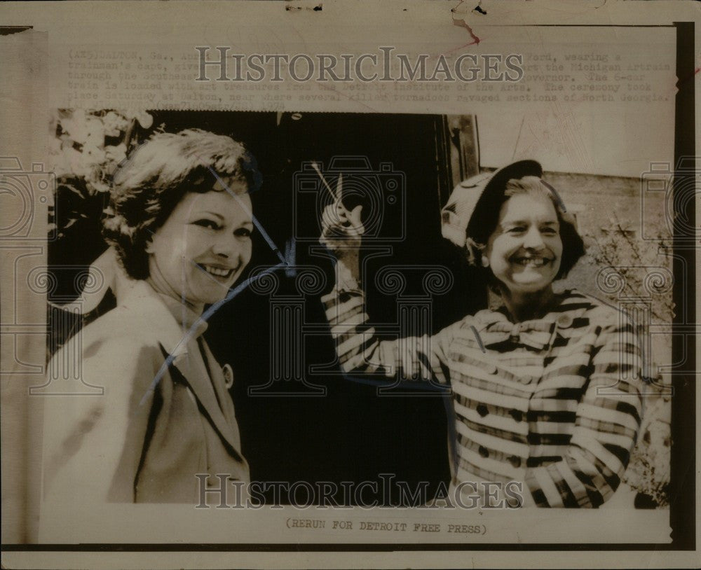 1974 Press Photo Mrs. Gerold Ford Michigan Artrain. - Historic Images