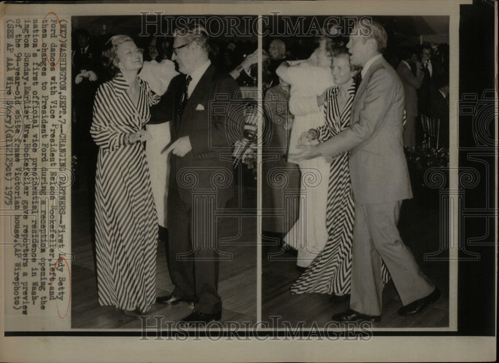 1975 Press Photo Betty Ford dances Nelson Rockefeller - Historic Images