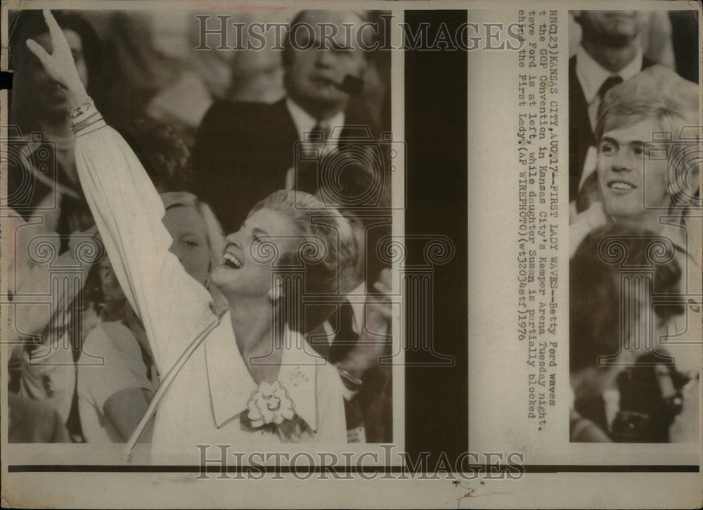 1976 Press Photo Betty Ford GOP convention Kansas Kemper - Historic Images