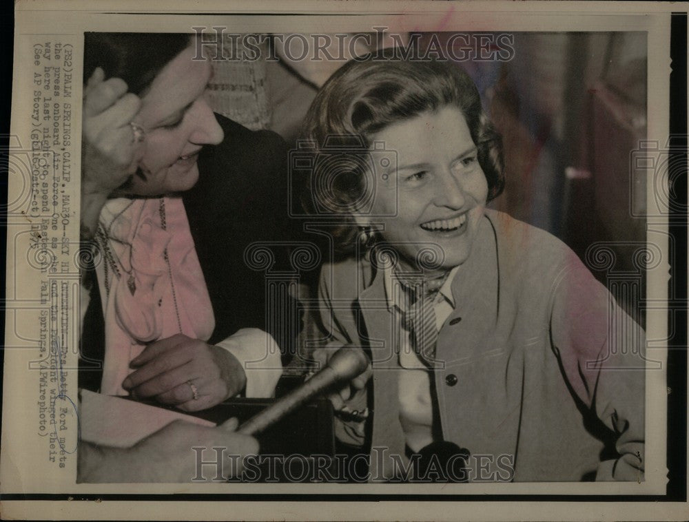 1975 Press Photo Betty Ford Air Force One Easter 1975 - Historic Images