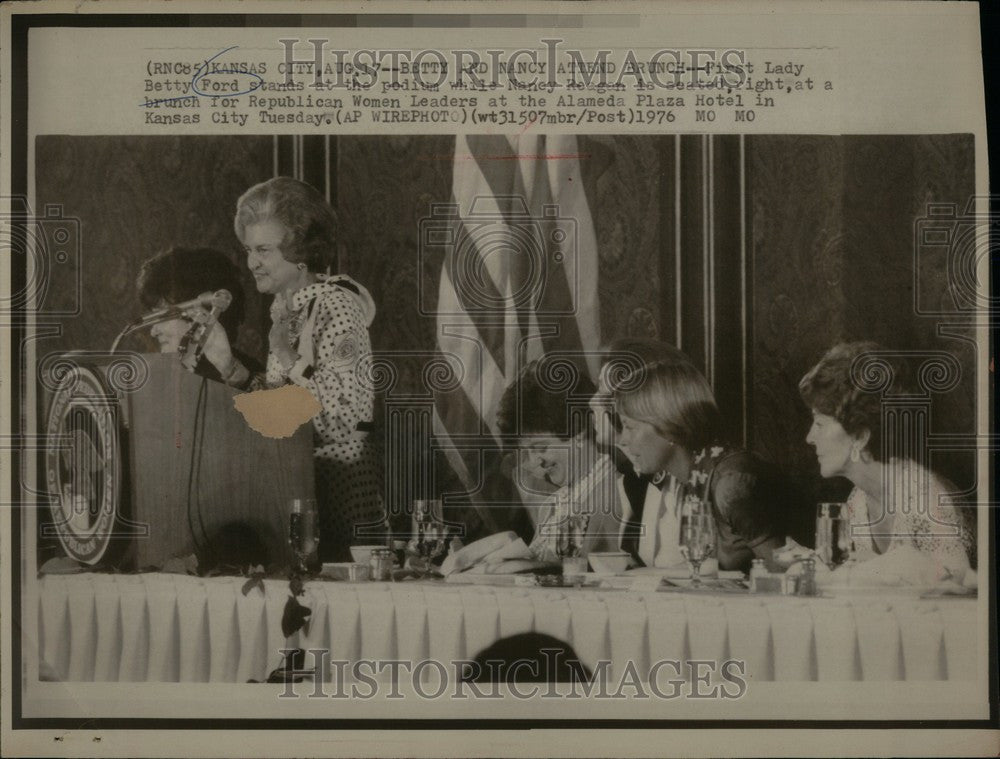 1976 Press Photo Betty Ford Nancy Reagan GOP brunch - Historic Images