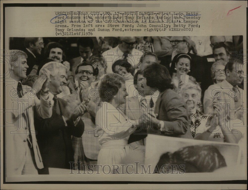 1976 Press Photo First Lady Betty Ford Tony Orlando - Historic Images