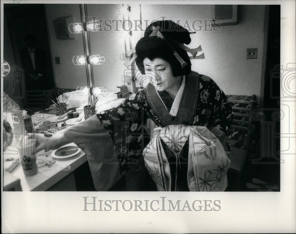 1988 Press Photo Tomotaro Nakamura plays a Geisha girl - Historic Images