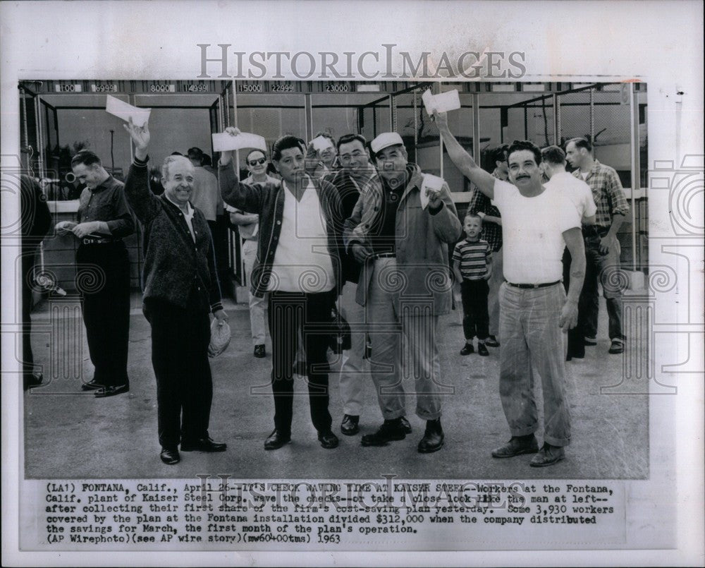 1963 Press Photo Kaiser Steel Fontana Check Waving - Historic Images