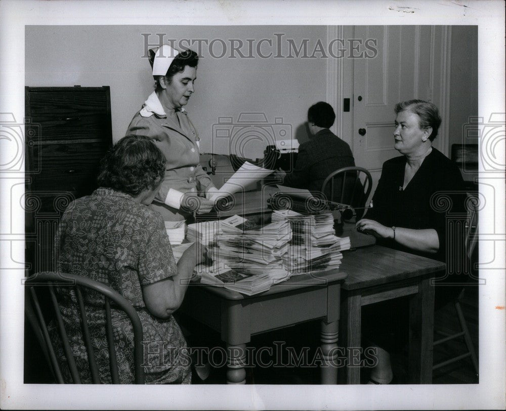 Press Photo Hospital volunteer workers brochures - Historic Images
