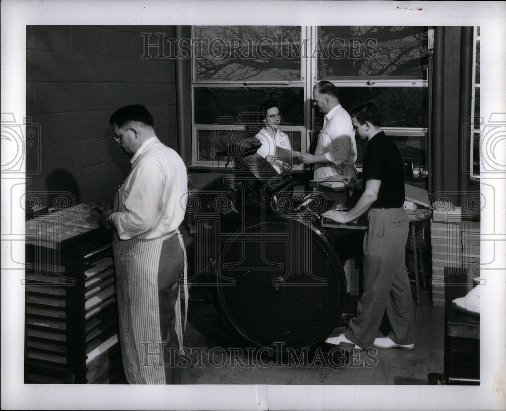 1960 Press Photo print shop hospital - Historic Images