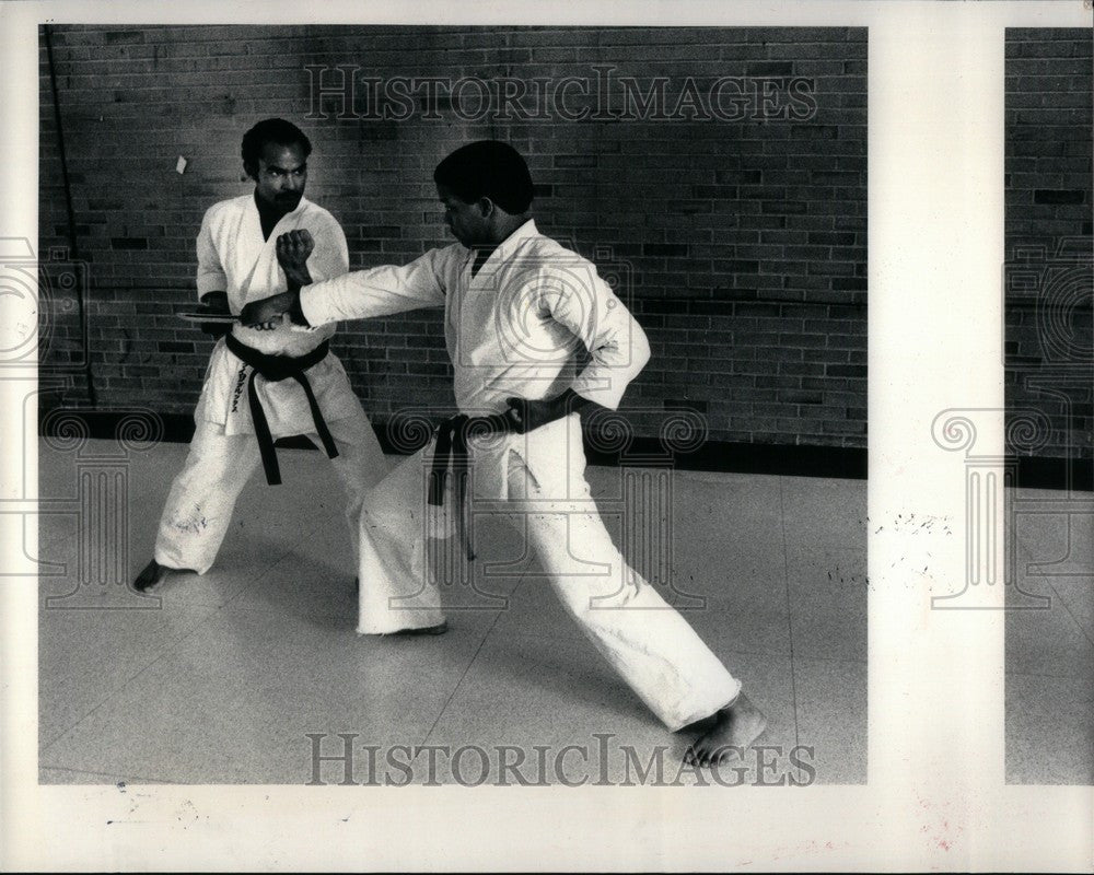 1983 Press Photo Myron Brooks Karate Instructor - Historic Images