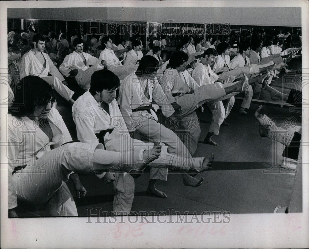 1973 Press Photo Karate Mirror carpeting Center line - Historic Images