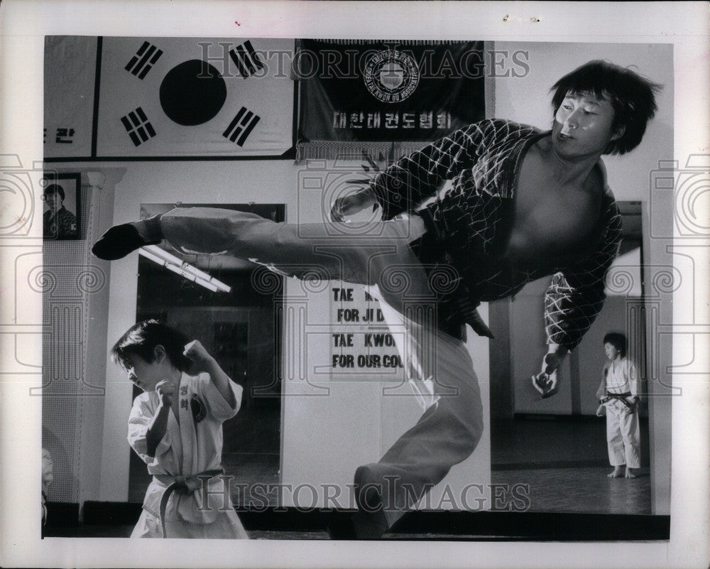 1976 Press Photo Ho Yung Chung Tae Kwon Do Kick - Historic Images