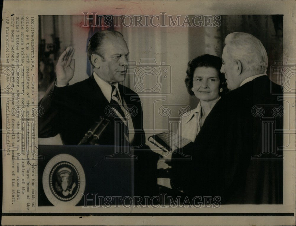 1974 Press Photo President Gerald Ford oath of office - Historic Images