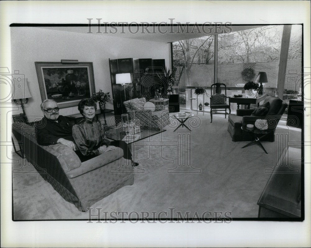 Press Photo petcoffs in their living room - Historic Images