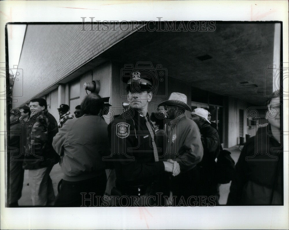 1992 Press Photo Lafayette Clinic, State Police, Press - Historic Images