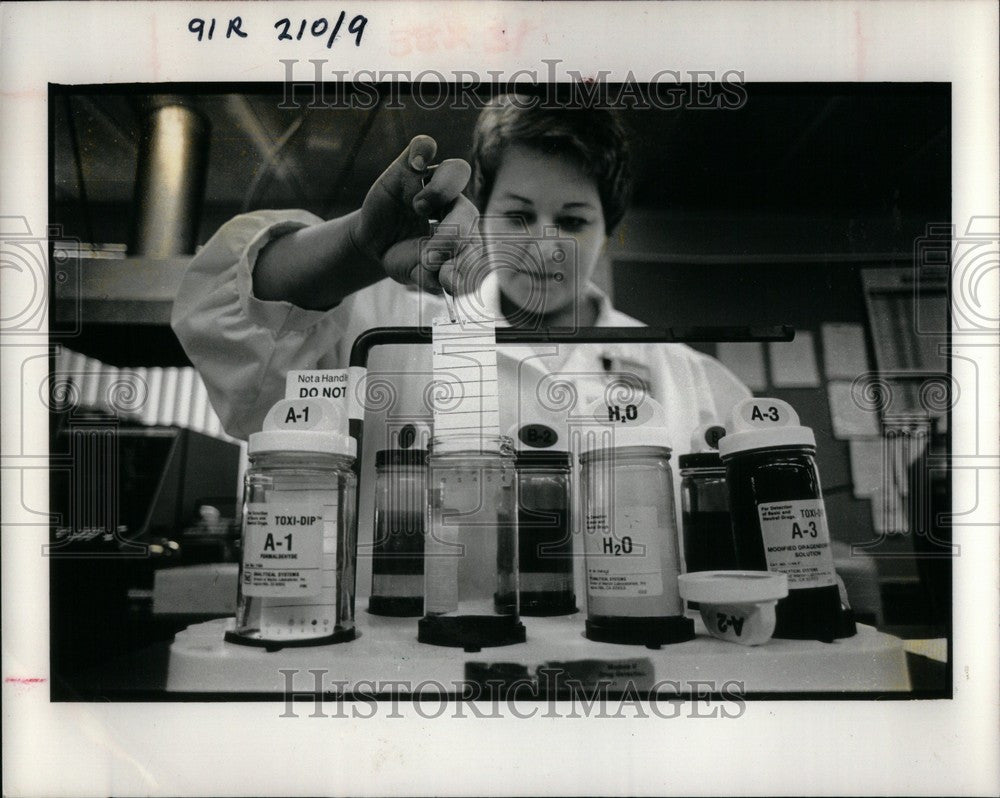 1986 Press Photo Janet Bison a medical technologist - Historic Images