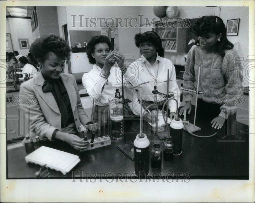 1985 Press Photo Detroit&#39;s Cooley School Medicine,Sci. - Historic Images