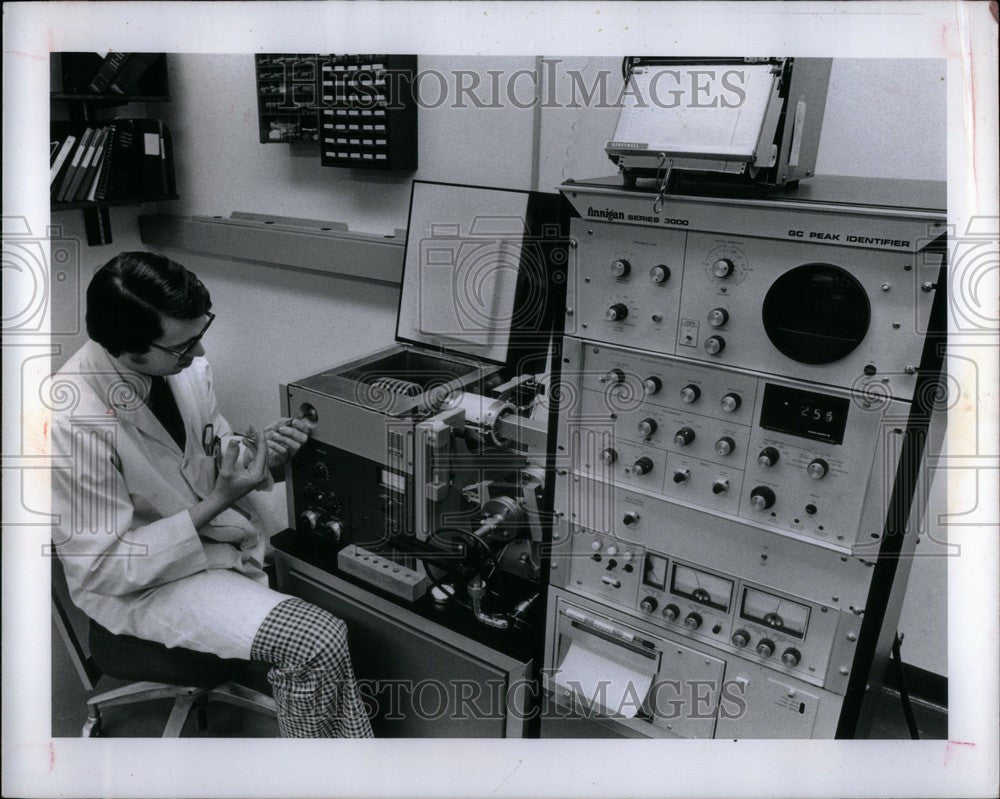 1978 Press Photo David Burke at the police lab - Historic Images