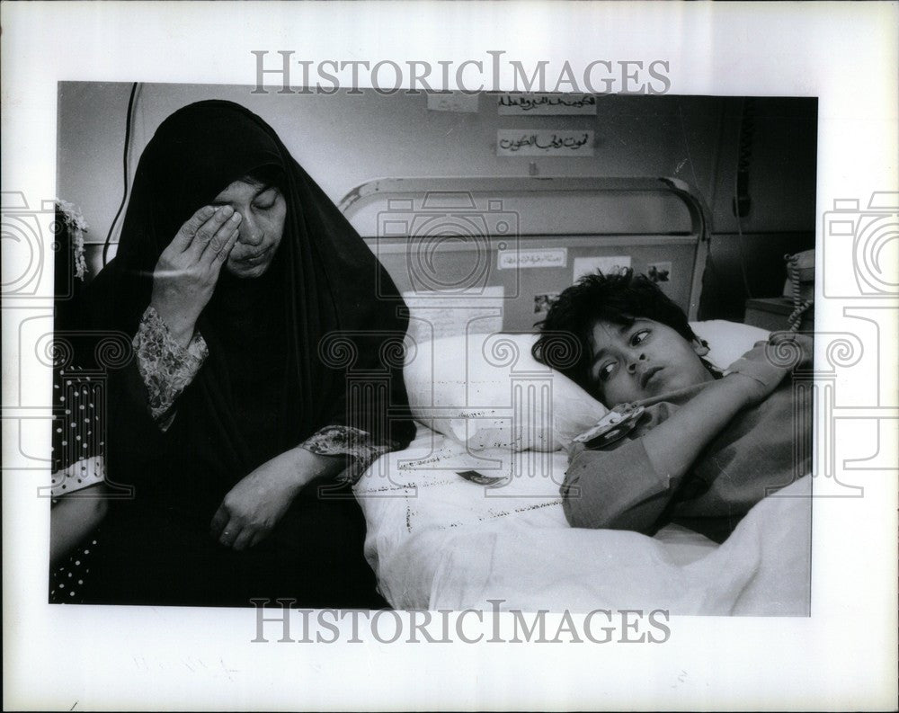 1991 Press Photo mother Kuwaiti boy hospital shot war - Historic Images