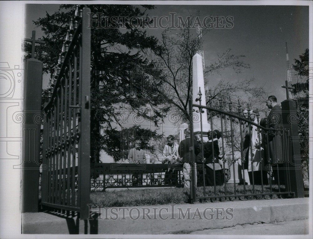 1958 Press Photo Henry Ford Grave - Historic Images