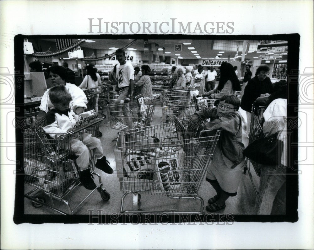 1992 Press Photo 12 Mile store strike people lining up - Historic Images