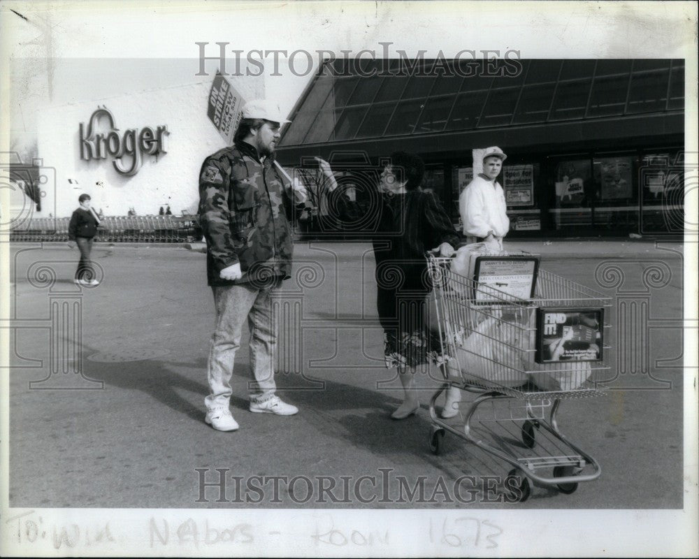 1992 Press Photo Kroger customer tells striking worker - Historic Images